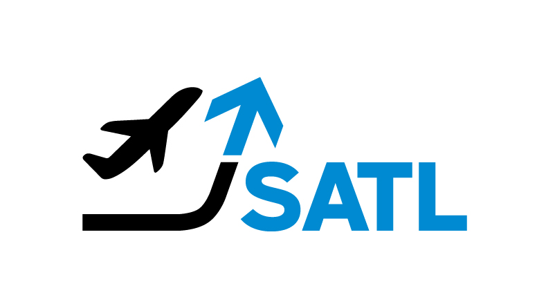 SATL-logo korte versie. Samenwerkende Actiegroepen Tegen Laagvliegen. Beeldmerk, van stijgend vliegtuig boven omhoogbuigende lijn en pijl omhoog. Met afkorting SATL. Zwart en blauw.